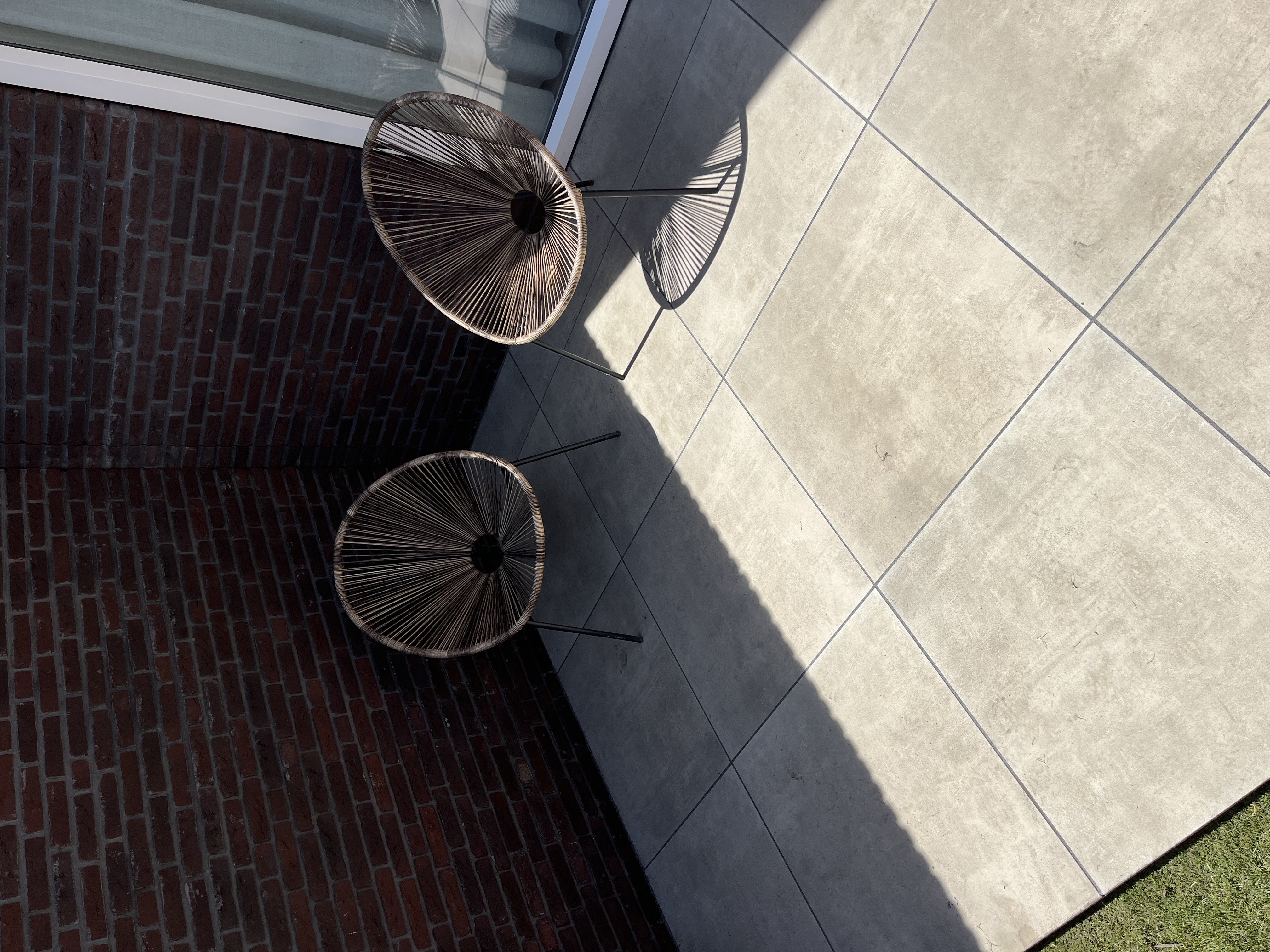 Keramisch terras met moderne uitstraling aangelegd door Westhuis Tuinen