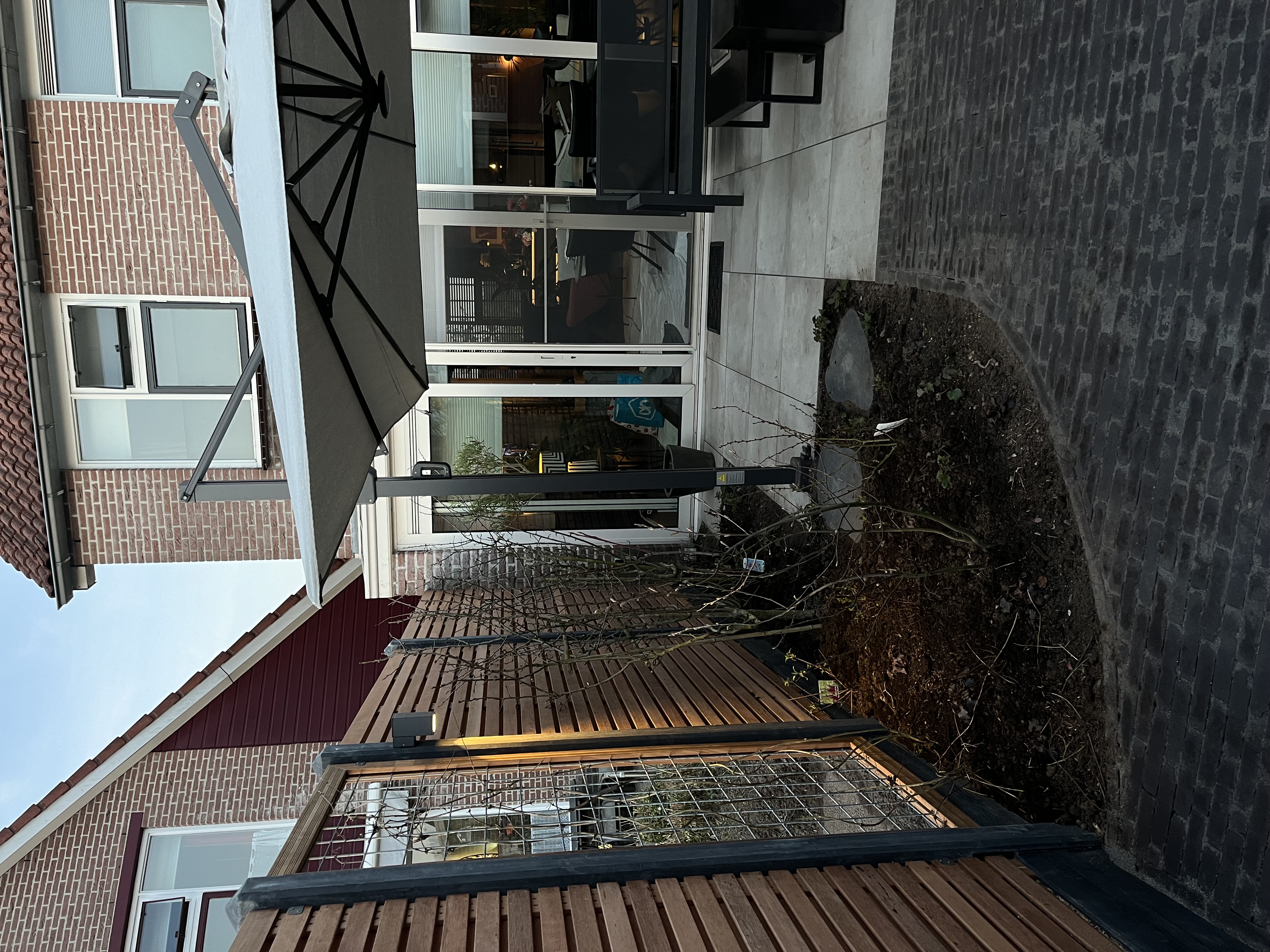 Terrasrenovatie met keramische tegels en houten vlonder