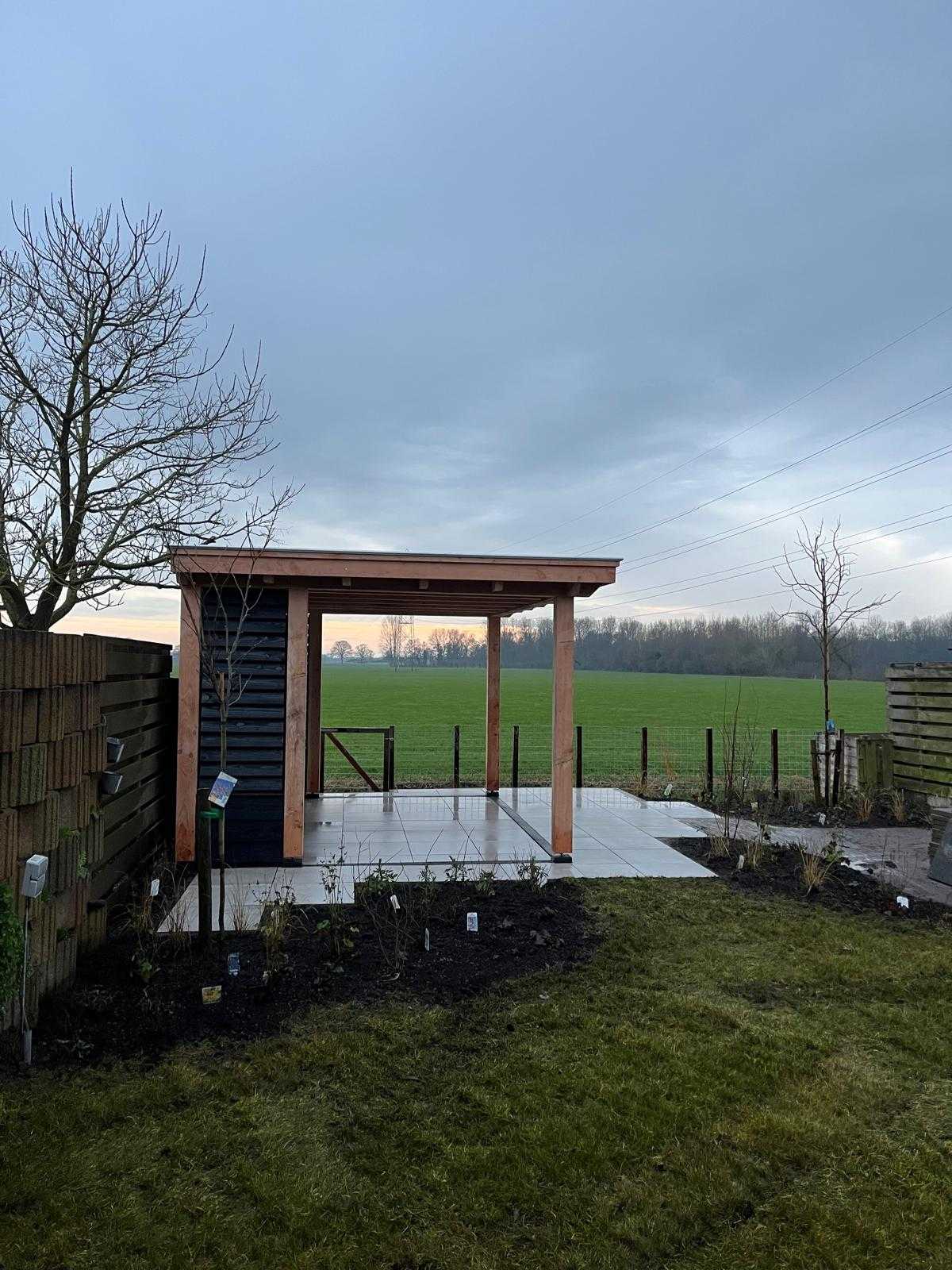 Overkapping met bestrating